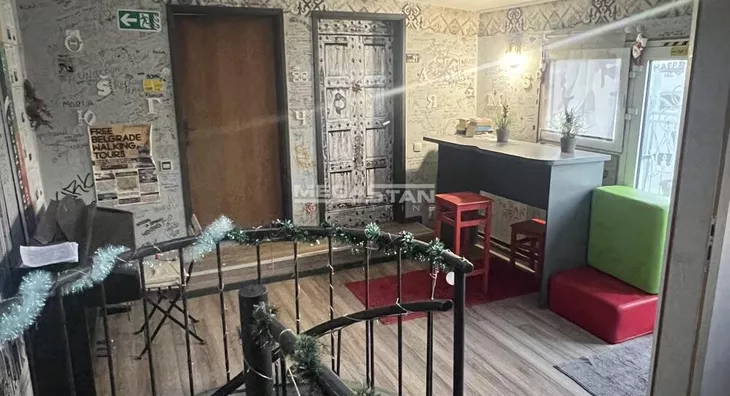 Šestoiposoban stan | 4zida