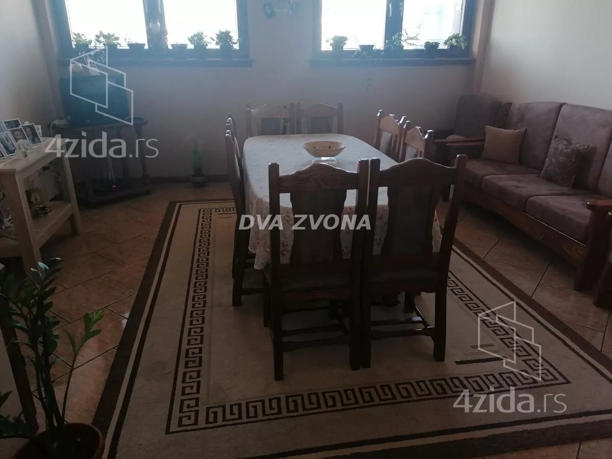 Poslovna zgrada | 4zida