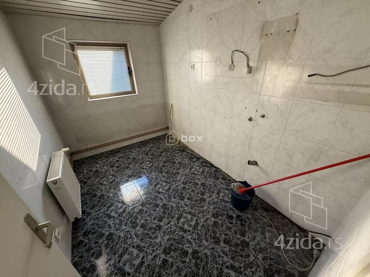 Poslovna zgrada | 4zida