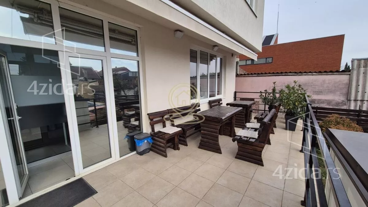 Poslovna zgrada | 4zida