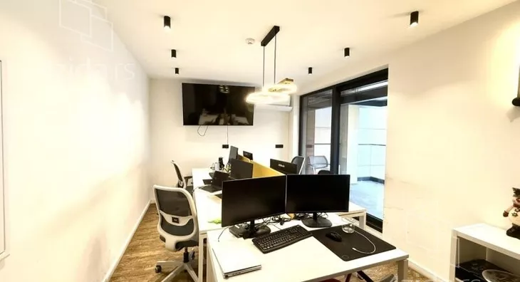 Poslovna zgrada | 4zida