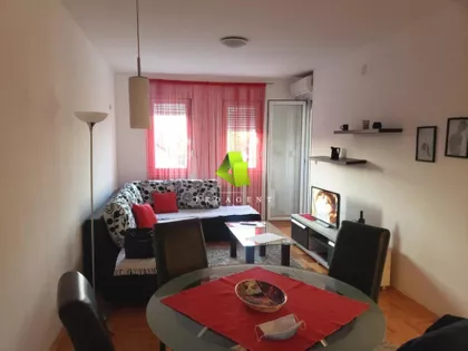 Crveni Pevac | 4zida.rs