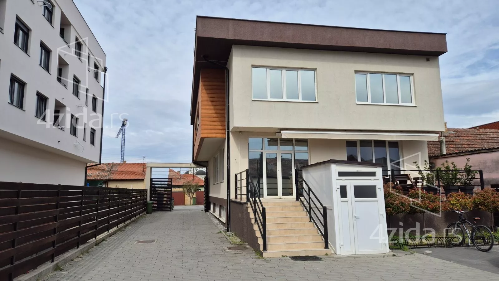 Poslovna zgrada | 4zida