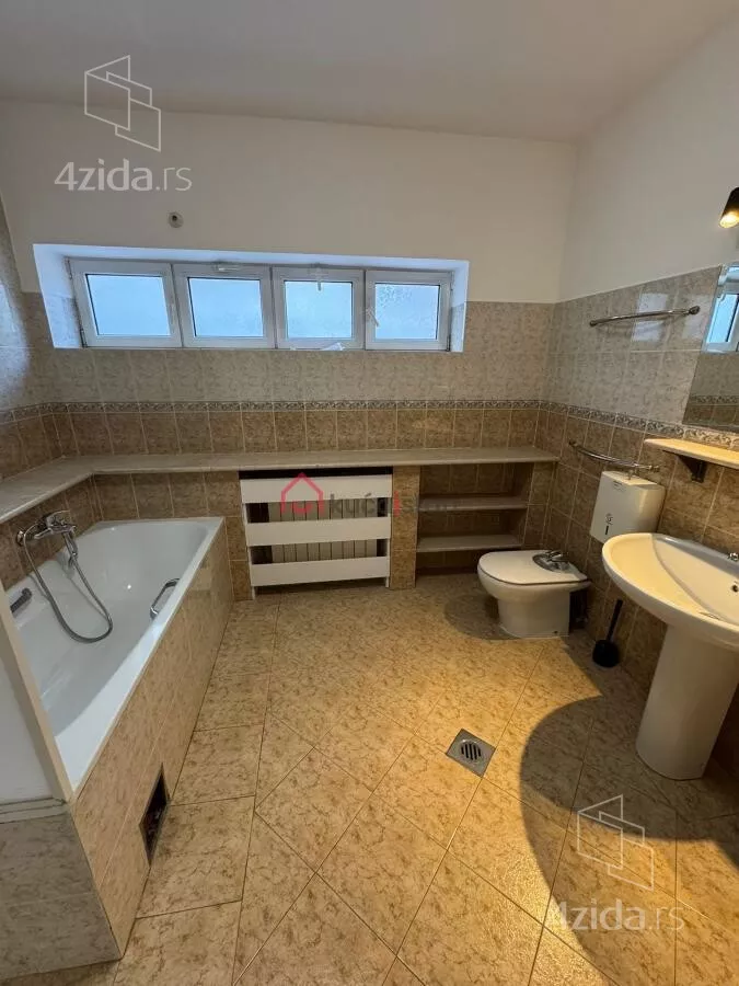 Poslovna zgrada | 4zida