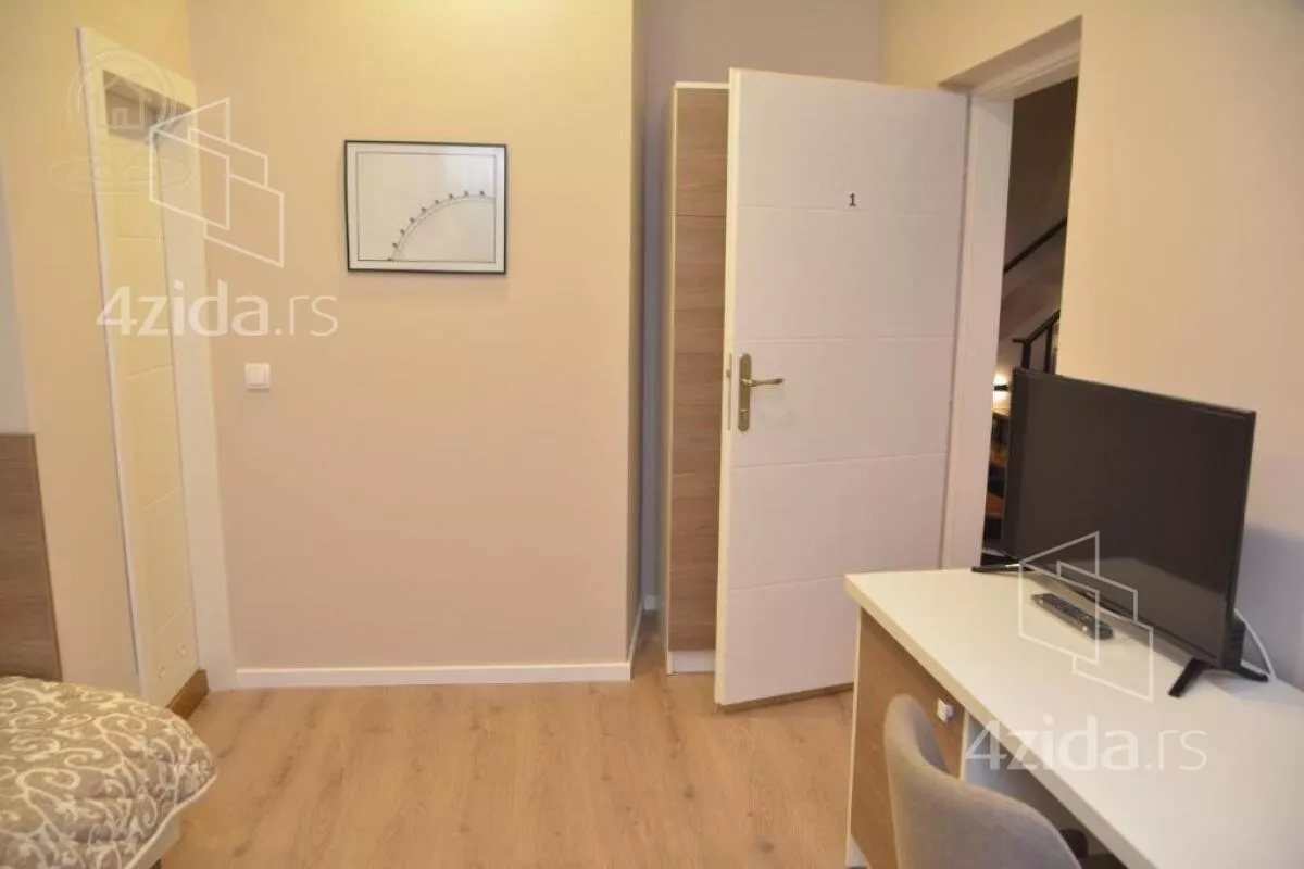 Poslovna zgrada | 4zida