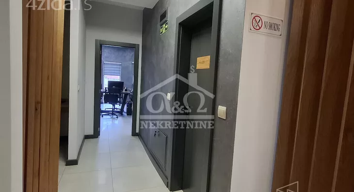 Poslovna zgrada | 4zida