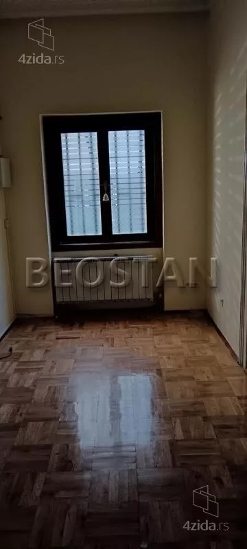 Šestoiposoban stan | 4zida
