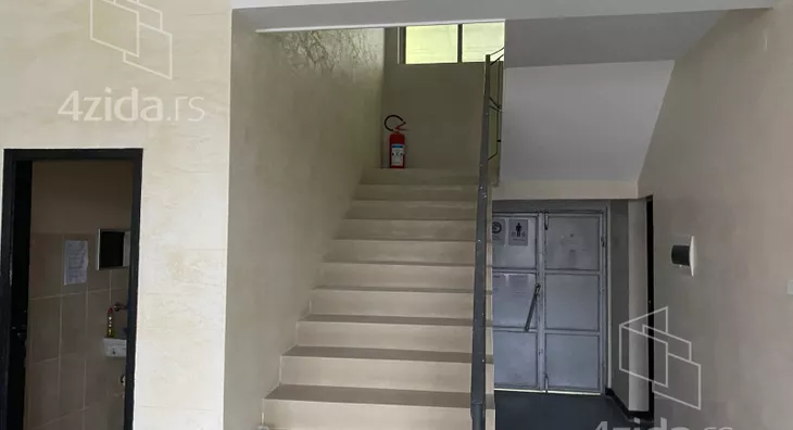 Poslovna zgrada | 4zida