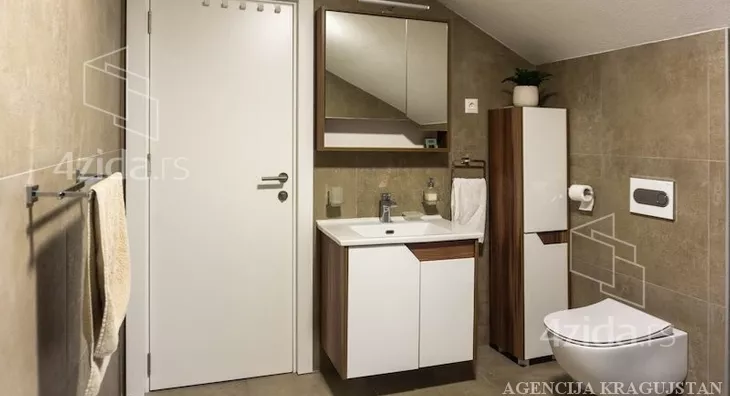 Petosoban stan | 4zida