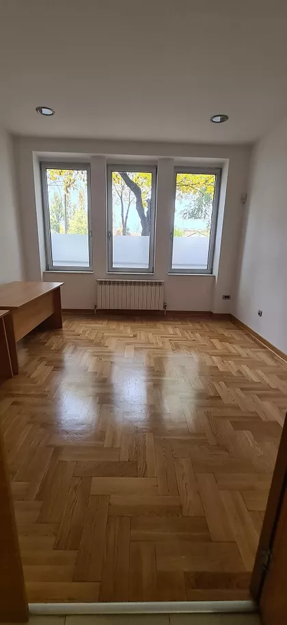 POENKAROVA | 4zida.rs