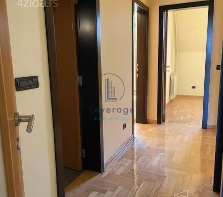 Šestosoban stan | 4zida