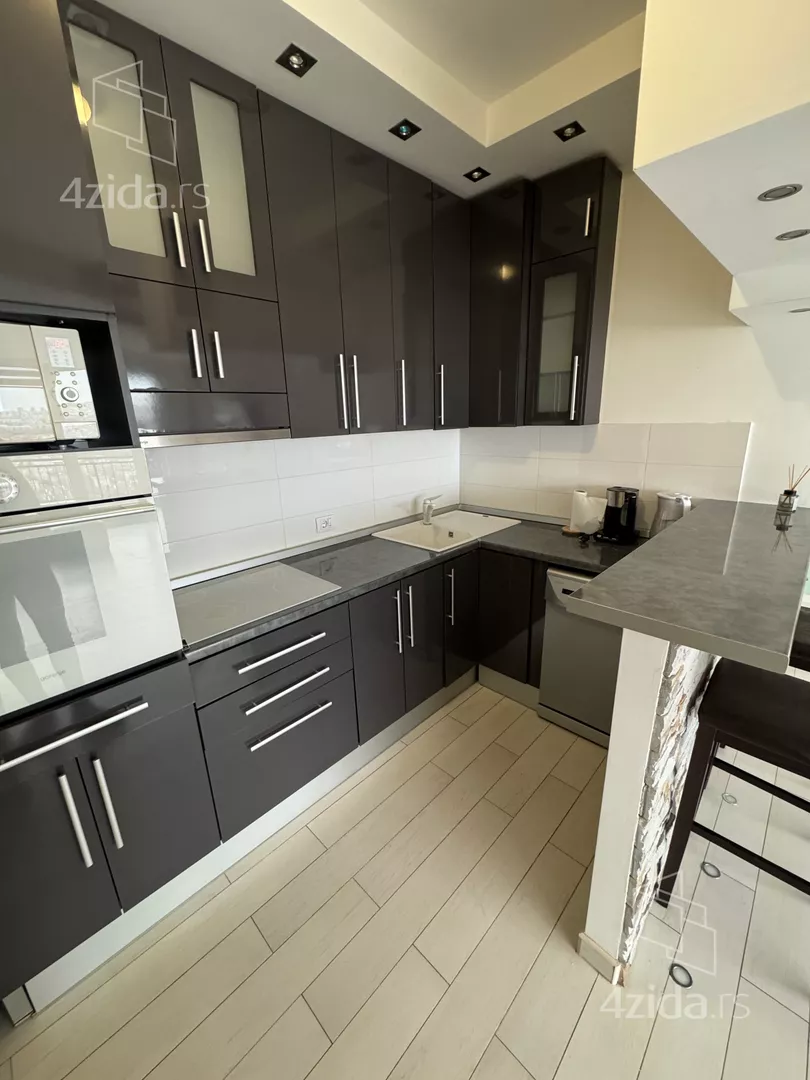 Četvoroiposoban stan | 4zida