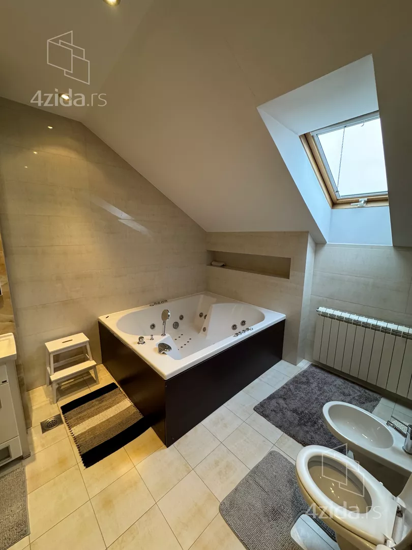 Četvoroiposoban stan | 4zida