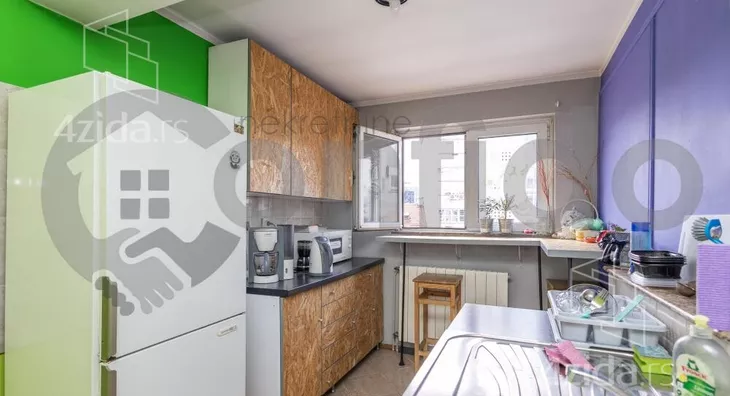 Šestoiposoban stan | 4zida