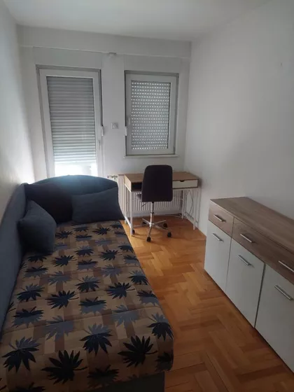 Crveni Pevac | 4zida.rs