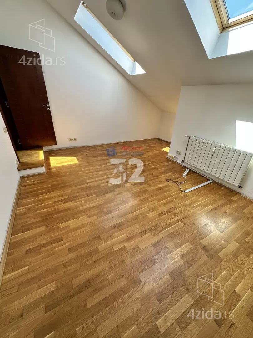 Četvoroiposoban stan | 4zida