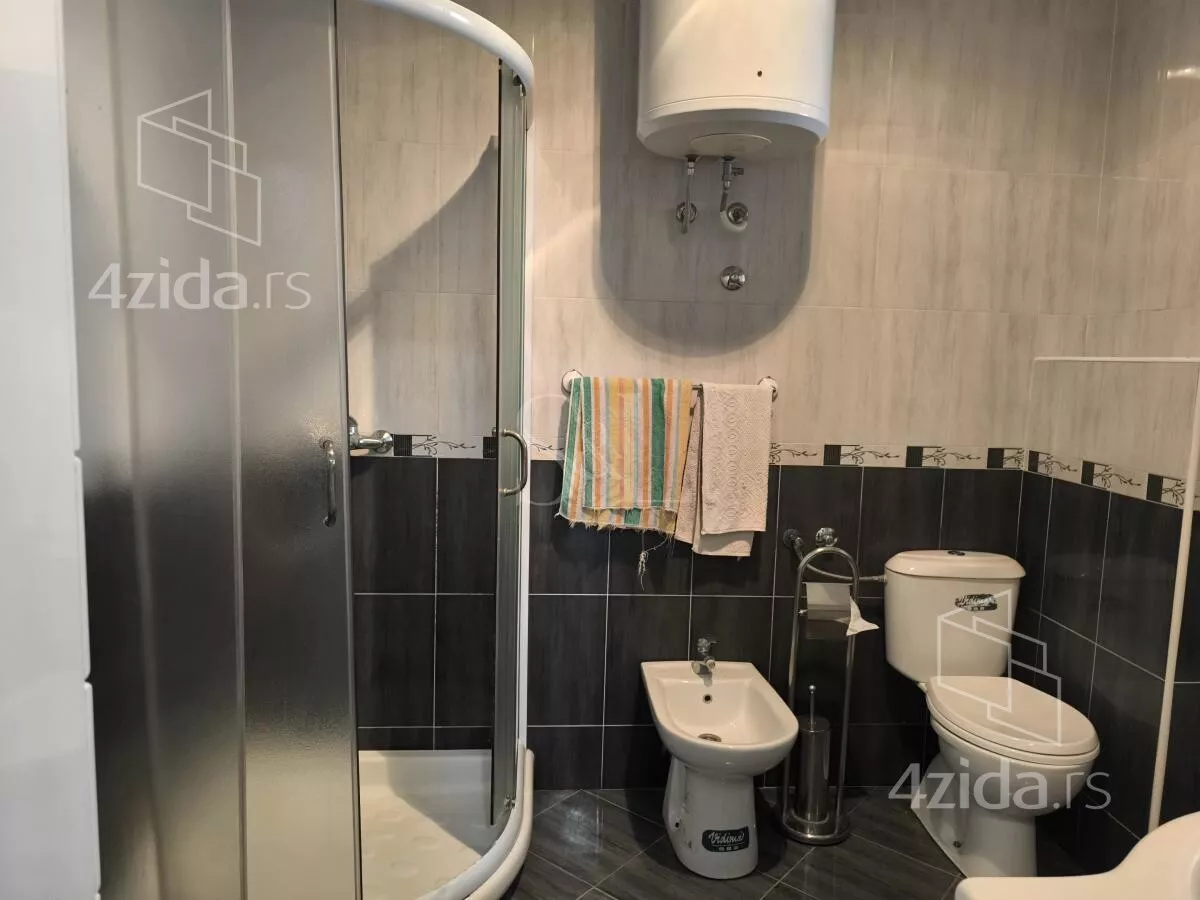 Šestosoban stan | 4zida