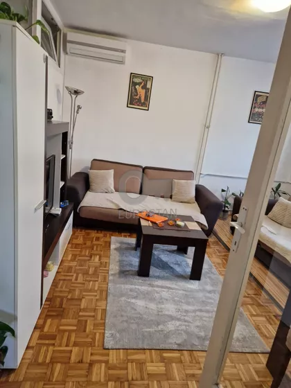 Sretena Mladenovića Mike | 4zida.rs