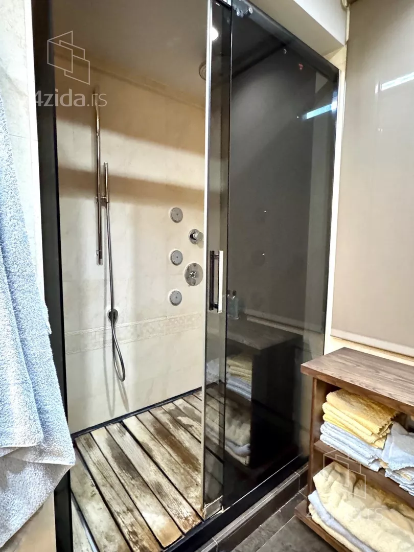 Šestoiposoban stan | 4zida