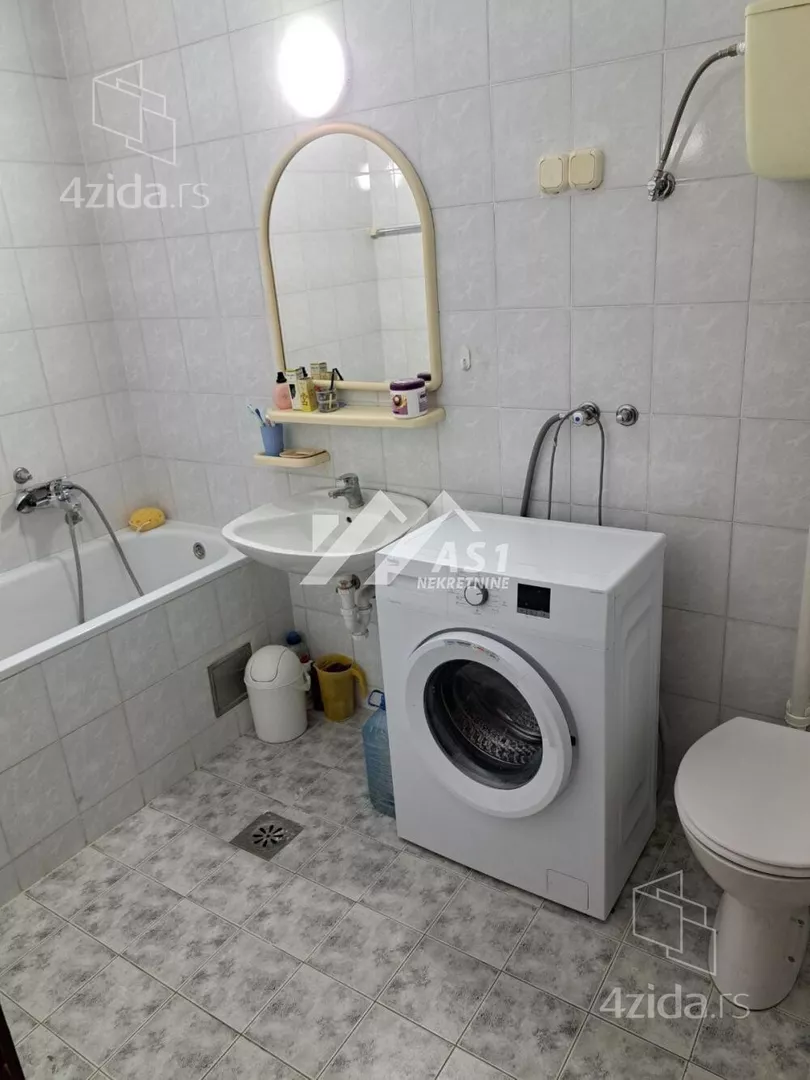 Šestoiposoban stan | 4zida