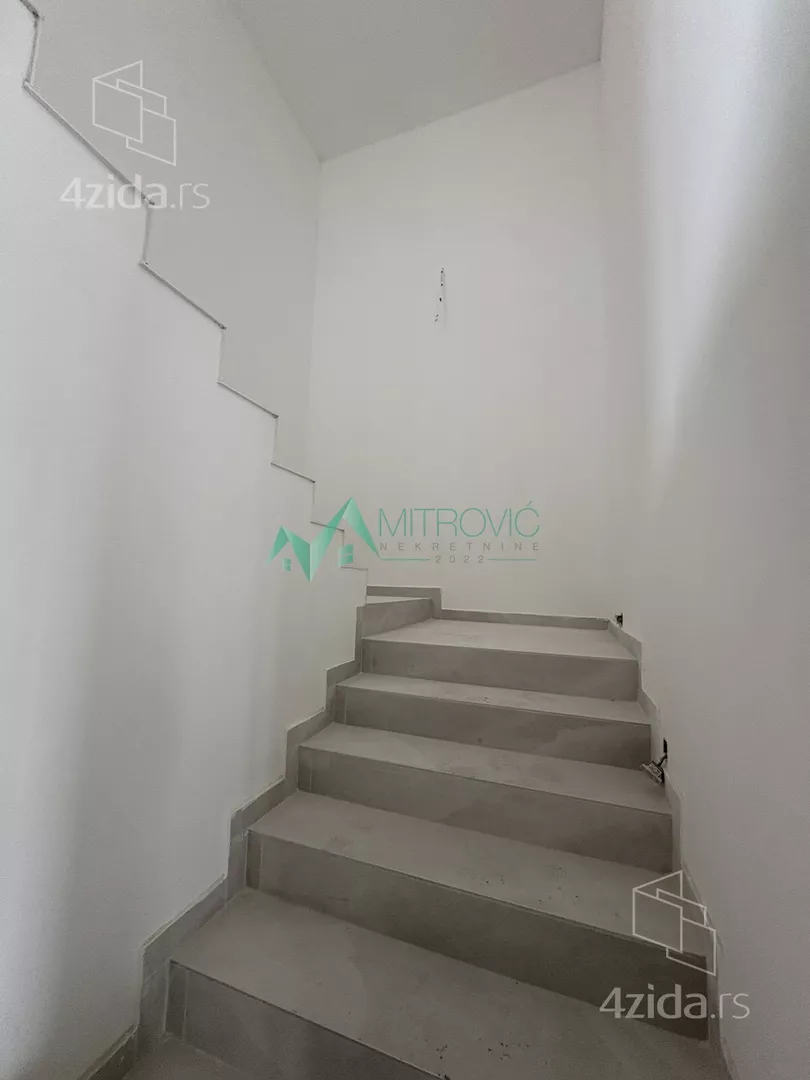 Četvoroiposoban stan | 4zida