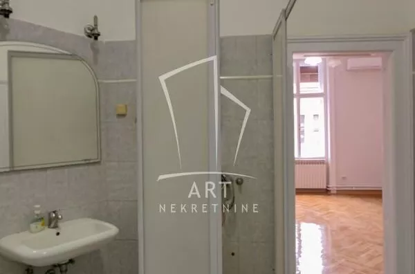 Šestoiposoban stan | 4zida