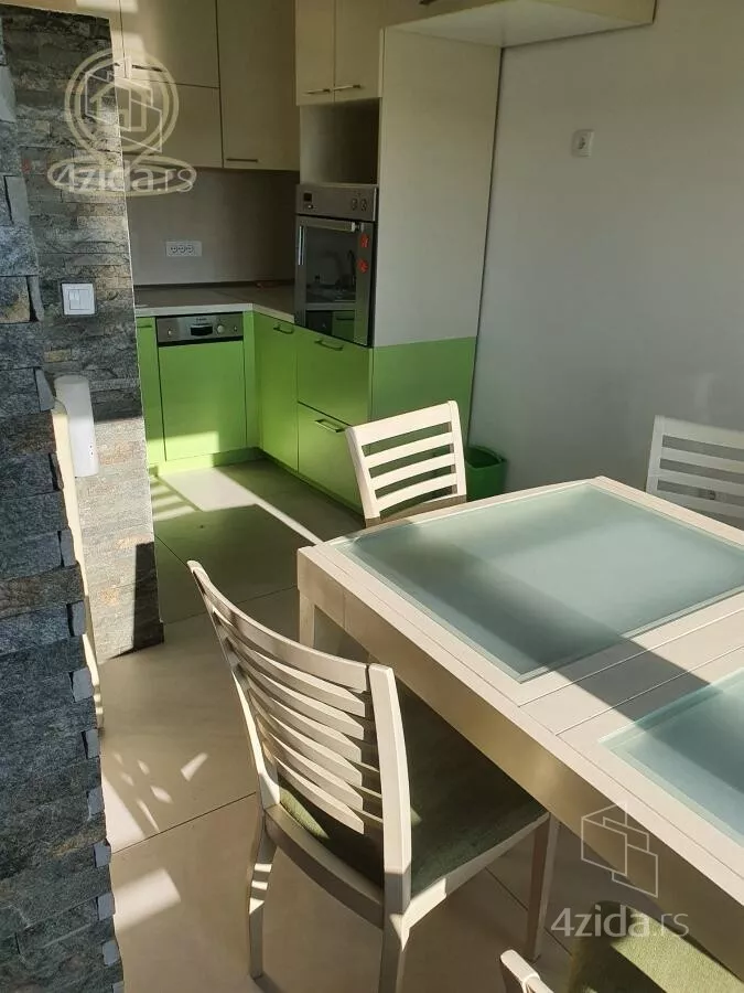 Petosoban stan | 4zida