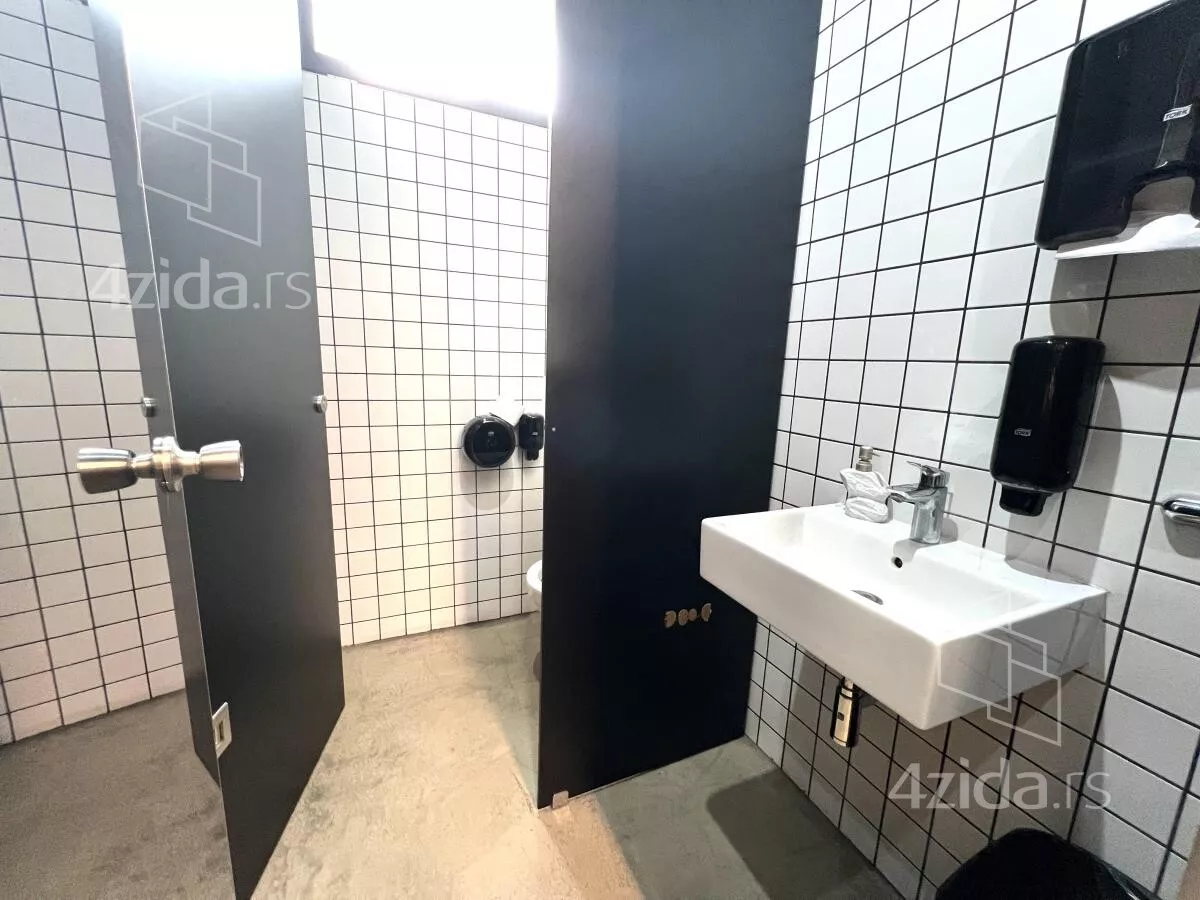 Poslovna zgrada | 4zida