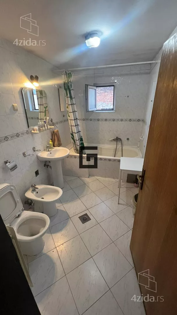 Šestoiposoban stan | 4zida