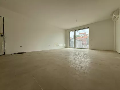 Crveni Pevac | 4zida.rs