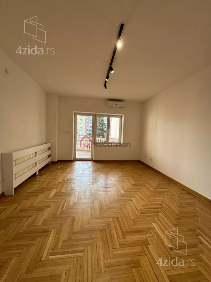 Poslovna zgrada | 4zida