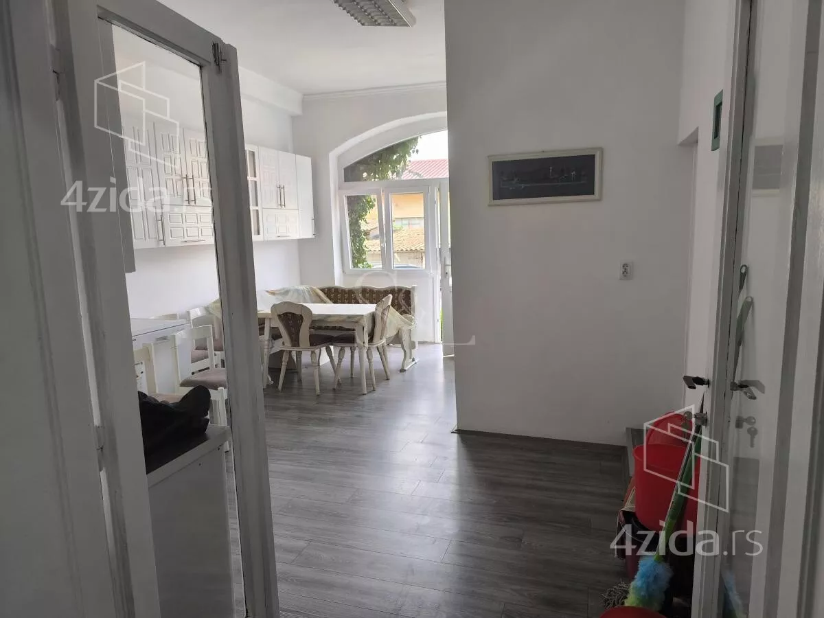 Šestosoban stan | 4zida