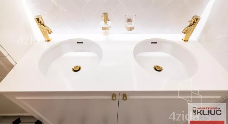 Četvoroiposoban stan | 4zida