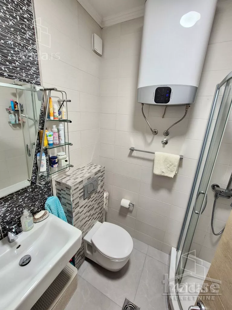 Šestosoban stan | 4zida