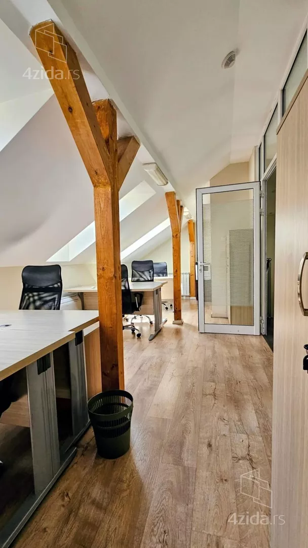 Poslovna zgrada | 4zida