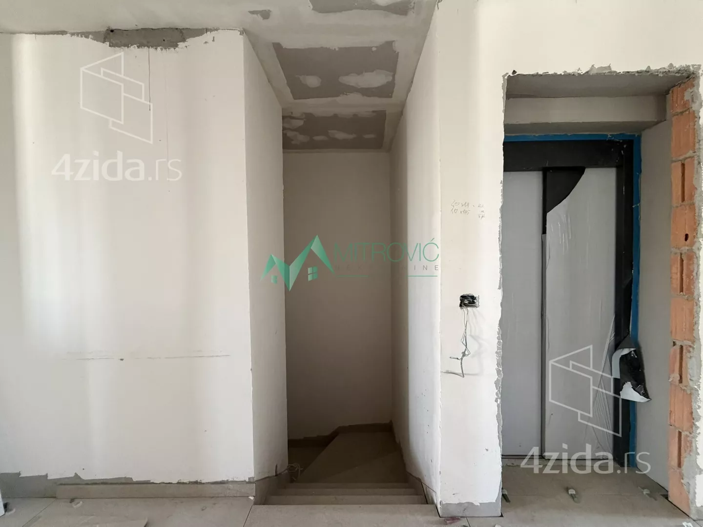 Petosoban stan | 4zida