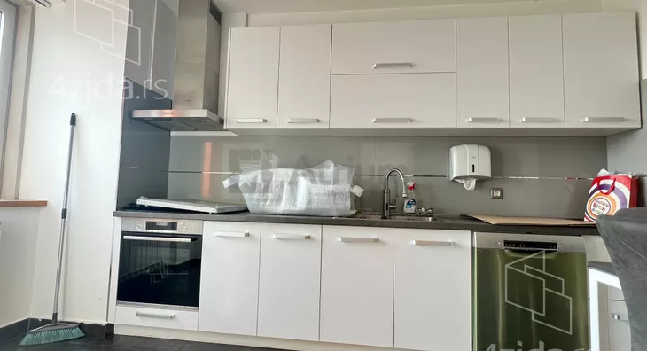 Poslovna zgrada | 4zida