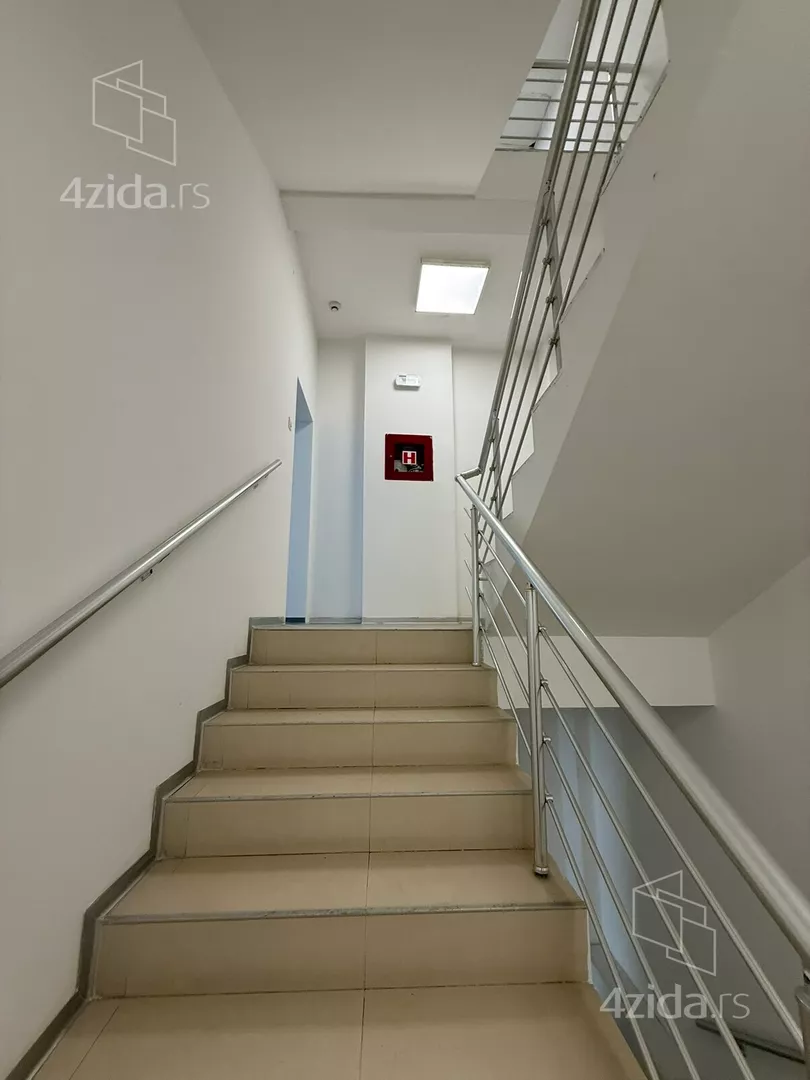 Poslovna zgrada | 4zida
