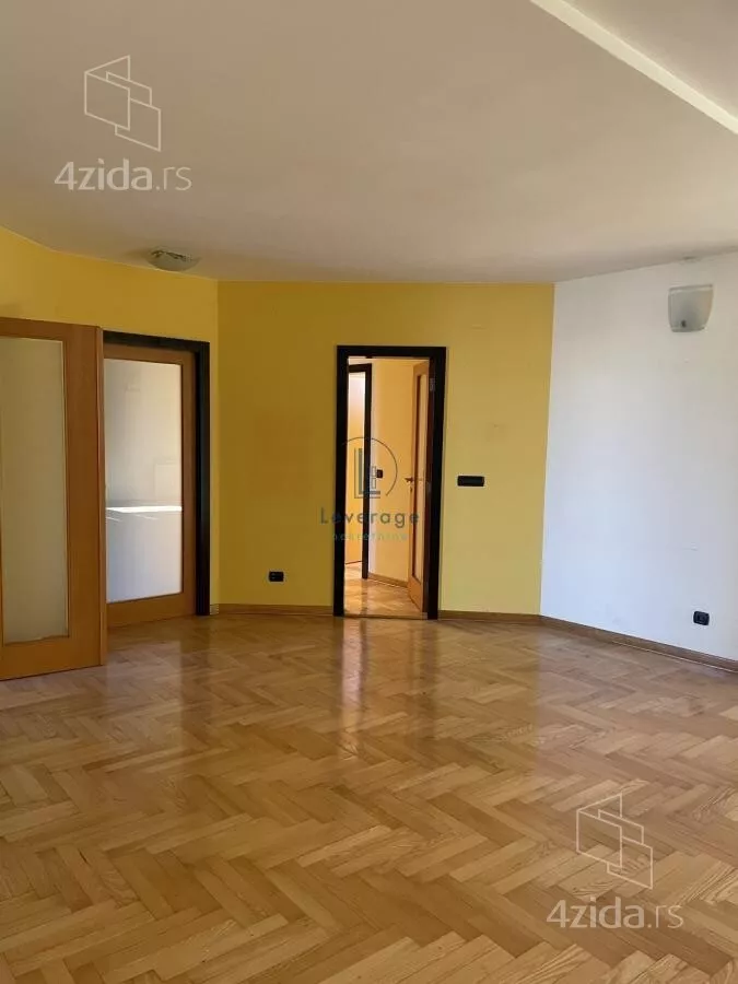 Šestosoban stan | 4zida