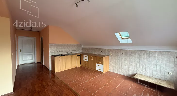 Poslovna zgrada | 4zida