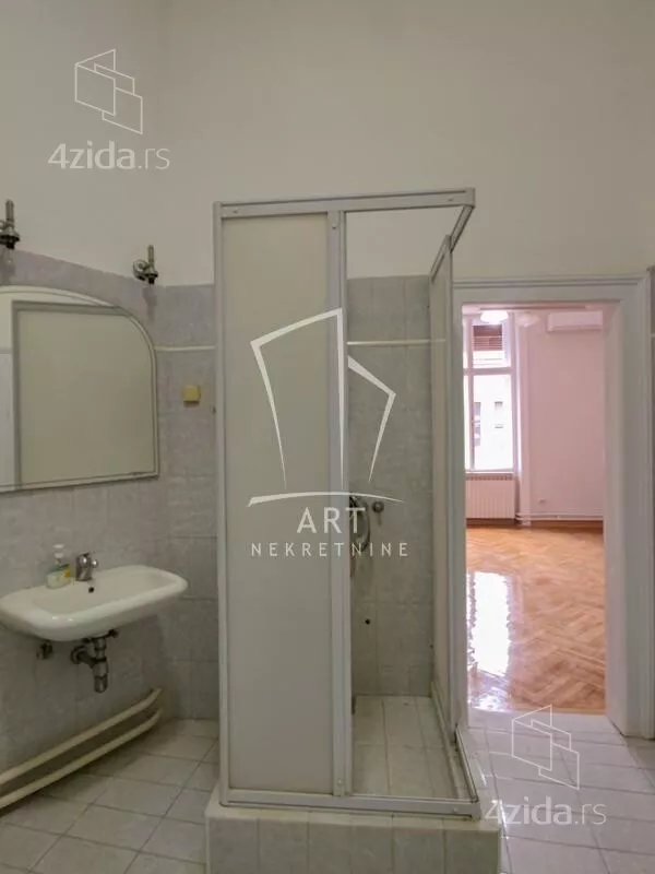 Šestoiposoban stan | 4zida