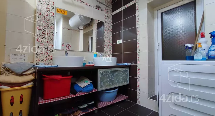 Šestosoban stan | 4zida