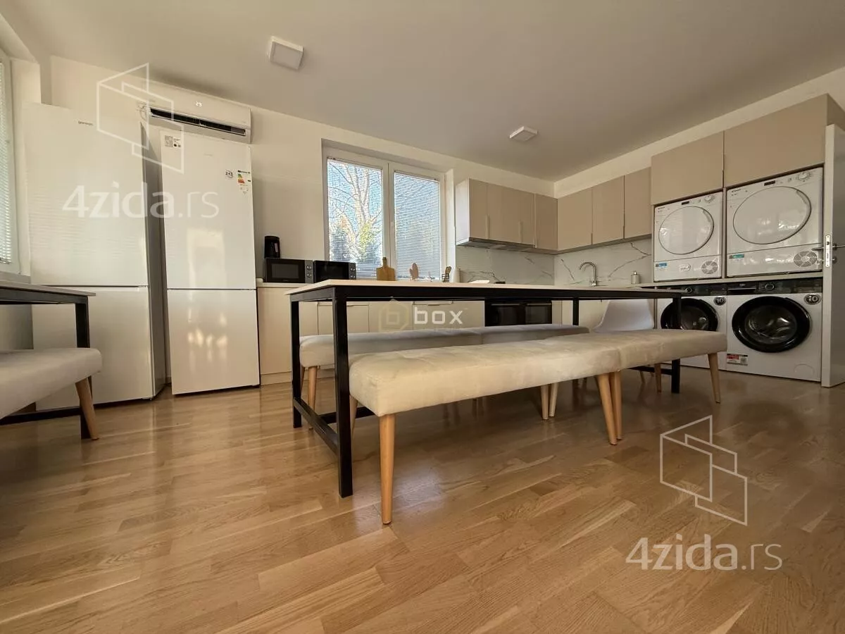 Poslovna zgrada | 4zida