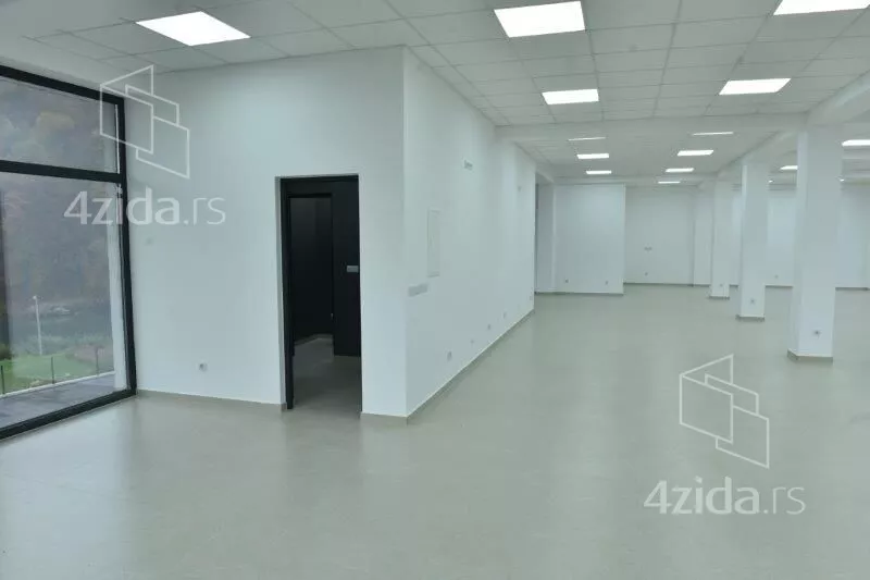 Poslovna zgrada | 4zida