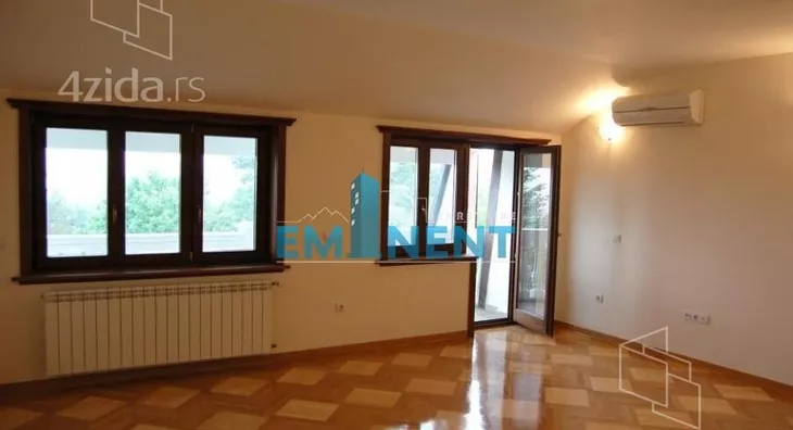 Sedmosoban stan | 4zida