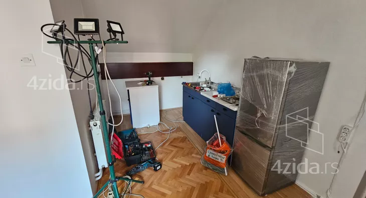 Poslovna zgrada | 4zida