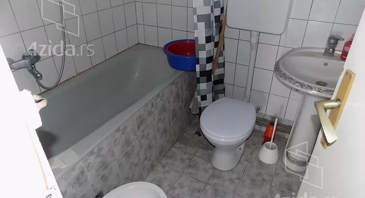 Poslovna zgrada | 4zida