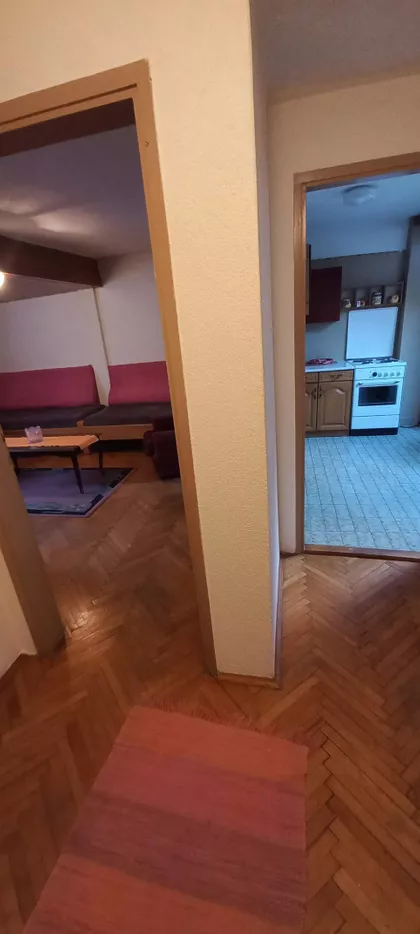 Crveni pevac 101/9 | 4zida.rs