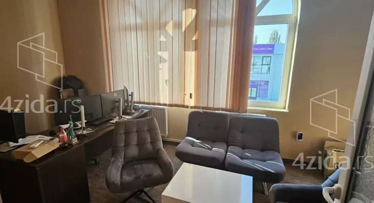 Poslovna zgrada | 4zida