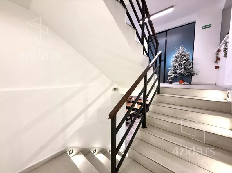 Poslovna zgrada | 4zida